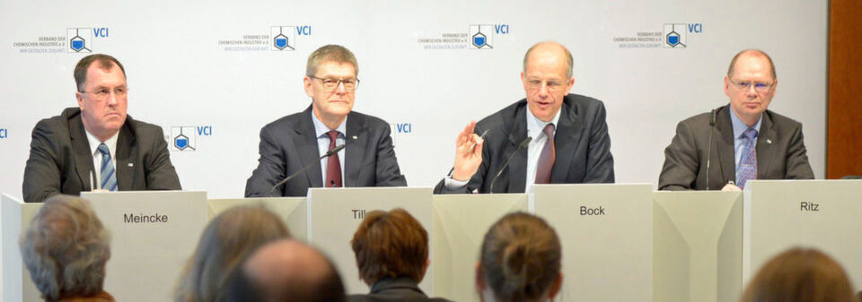 VCI-Präsident Kurt Bock (2. von rechts): „Das Chemiegeschäft dürfte 2017 ohne nennenswerte Dynamik bleiben, zumal die politischen Unsicherheiten und konjunkturellen Risiken auf den Auslandsmärkten rund um den Globus zugenommen haben." VCI-Präsident Kurt Bock (2. von rechts): „Das Chemiegeschäft dürfte 2017 ohne nennenswerte Dynamik bleiben, zumal die politischen Unsicherheiten und konjunkturellen Risiken auf den Auslandsmärkten rund um den Globus zugenommen haben."