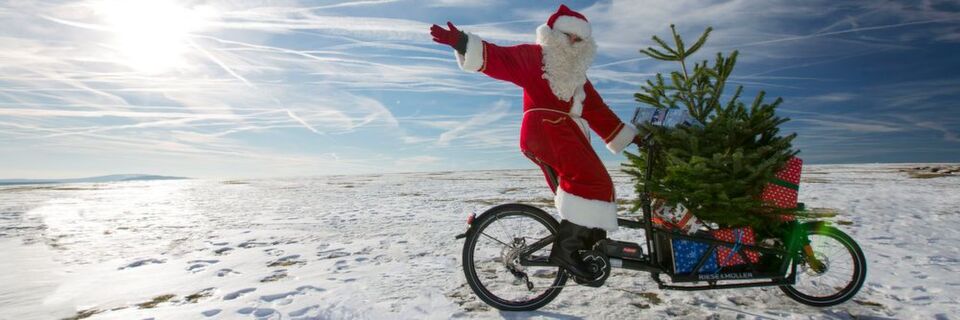 Weihnachtsbaumtransport funktioniert auch per Rad. Für Vielbeschäftigte, die nicht selbst in die Pedale treten wollen oder können, gibt es sogar einen Fahrrad-Bringservice für Fichte und Tanne. Weihnachtsbaumtransport funktioniert auch per Rad. Für Vielbeschäftigte, die nicht selbst in die Pedale treten wollen oder können, gibt es sogar einen Fahrrad-Bringservice für Fichte und Tanne.