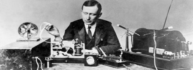 Guglielmo Marconi mit einer Senderanlage (rechts) samt passendem Empfänger (links). Am 12. Dezember 1901 sendete der Radiopionier vom britischen Cornwall aus erstmals ein Funksignal über den Atlantik, das erfolgreich in einer Gegenstation auf Neufundland empfangen wurde. Guglielmo Marconi mit einer Senderanlage (rechts) samt passendem Empfänger (links). Am 12. Dezember 1901 sendete der Radiopionier vom britischen Cornwall aus erstmals ein Funksignal über den Atlantik, das erfolgreich in einer Gegenstation auf Neufundland empfangen wurde.