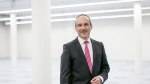 Béla Waldhauser, Leiter der Datacenter Expert Group im eco - Verband der Internetwirtschaft e. V., äußert sich zu den Trends im Datacenter-Markt, die 2017 bestimmend sein werden. Béla Waldhauser, Leiter der Datacenter Expert Group im eco - Verband der Internetwirtschaft e. V., äußert sich zu den Trends im Datacenter-Markt, die 2017 bestimmend sein werden.