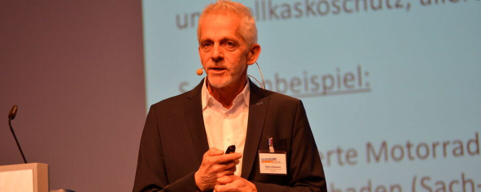 Peter Zitzmann, der Versicherungsfachmann für die Motorradbranche. Peter Zitzmann, der Versicherungsfachmann für die Motorradbranche.