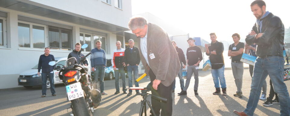 Wie laut ist zu laut? So lautete der Vortrag von Hermann Schenk (GTÜ) auf der Fachtagung 2016. Wie laut ist zu laut? So lautete der Vortrag von Hermann Schenk (GTÜ) auf der Fachtagung 2016.