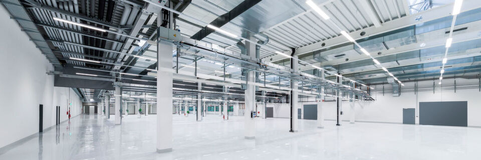 Moderne und platzspendende Räumlichkeiten prägen die neue Produktionshalle. Moderne und platzspendende Räumlichkeiten prägen die neue Produktionshalle.