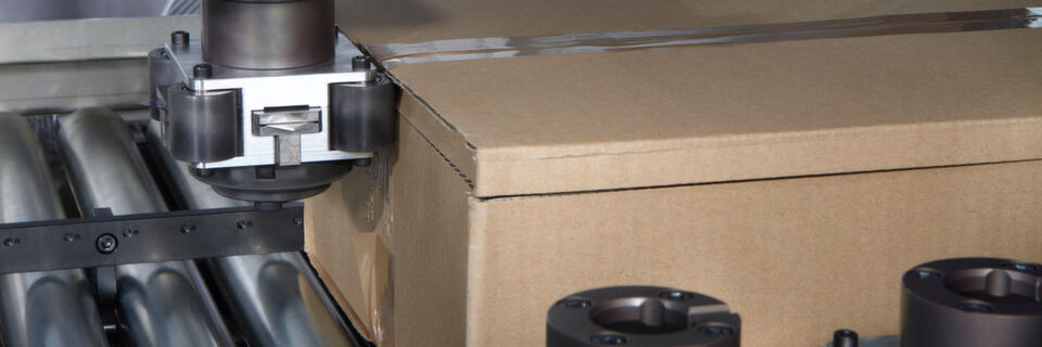 Rund 6 s dauert ein kompletter Schnitt mit dem Box Opening-System. Das ergibt eine Durchsatzrate von bis zu 600 Kartons/h. Rund 6 s dauert ein kompletter Schnitt mit dem Box Opening-System. Das ergibt eine Durchsatzrate von bis zu 600 Kartons/h.