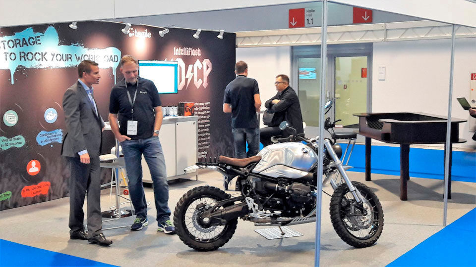 Intelliflash & Co. machten mit einem Rocker-Logo à la AC/DC und einem Motorrad auf sich aufmerksam. Intelliflash & Co. machten mit einem Rocker-Logo à la AC/DC und einem Motorrad auf sich aufmerksam.