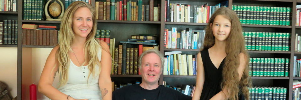 Monty Widenius zwischen seinen Töchtern My (links) und Maria, den Namensgeberinnen für zwei Open-Source-Datenbanken. Monty Widenius zwischen seinen Töchtern My (links) und Maria, den Namensgeberinnen für zwei Open-Source-Datenbanken.