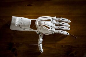 Eine Hand aus dem 3D-Drucker? So könnte schon bald die Zukunft der deutschen Wirtschaft aussehen. Denn 3D-Druck, Virtual Reality und CO. ermöglichen eine flexiblere und kostengünstigere Produktion. Eine Hand aus dem 3D-Drucker? So könnte schon bald die Zukunft der deutschen Wirtschaft aussehen. Denn 3D-Druck, Virtual Reality und CO. ermöglichen eine flexiblere und kostengünstigere Produktion.