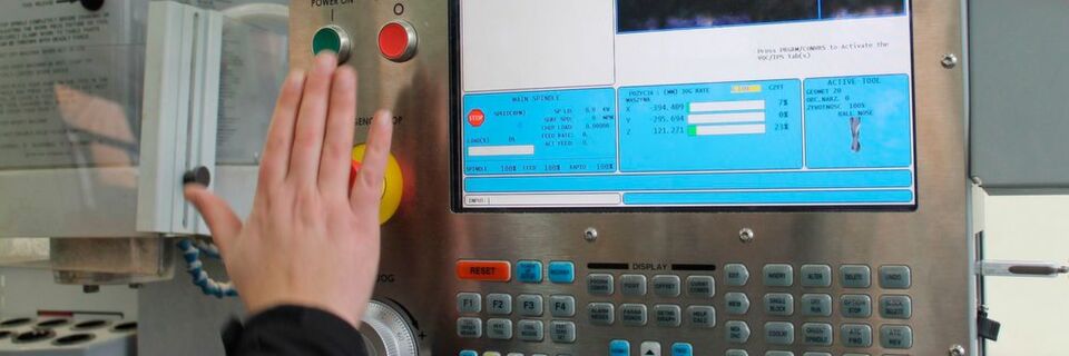 Industrial Control Systems (ICS) besitzen in der Regell keine eigenen Schutzmechanismen, weshalb erfolgreiche Angriffe auf Produktuionssysteme oft schwer zu entdecken sind. Industrial Control Systems (ICS) besitzen in der Regell keine eigenen Schutzmechanismen, weshalb erfolgreiche Angriffe auf Produktuionssysteme oft schwer zu entdecken sind.