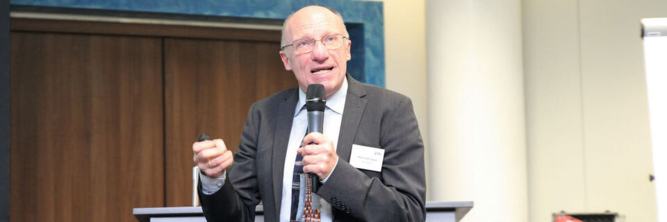 Prof. Dr. Ulrich Epple, RWTH Aachen fordert für intelligente Geräte: „Die Verwaltungsschale gehört da in das gesicherte virtuelle Industrie-4.0-Netz!“ Prof. Dr. Ulrich Epple, RWTH Aachen fordert für intelligente Geräte: „Die Verwaltungsschale gehört da in das gesicherte virtuelle Industrie-4.0-Netz!“