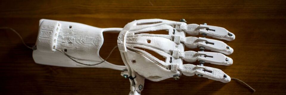 Eine Hand aus dem 3D-Drucker? So könnte schon bald die Zukunft der deutschen Wirtschaft aussehen. Denn 3D-Druck, Virtual Reality und CO. ermöglichen eine flexiblere und kostengünstigere Produktion. Eine Hand aus dem 3D-Drucker? So könnte schon bald die Zukunft der deutschen Wirtschaft aussehen. Denn 3D-Druck, Virtual Reality und CO. ermöglichen eine flexiblere und kostengünstigere Produktion.