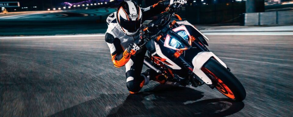 Das Team von »bike und business« wünscht ein frohes Fest und für die neue Saison stets eine Handbreit Asphalt unterm Gummi. Das Team von »bike und business« wünscht ein frohes Fest und für die neue Saison stets eine Handbreit Asphalt unterm Gummi.