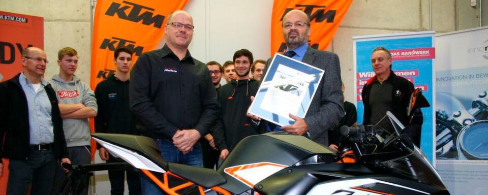 Kai Armin Pfefferle (vorne l.) als Vertreter von KTM erhielt für die Spende des Motorrads eine Sponsorenurkunde von Gerhard Bärmann (vorne r.), Fachbereichskoordinator überbetriebliche Ausbildung an der Gewerbe Akademie. Ralf Maier (hinten l.), Fachbereichsleiter Abteilung Fahrzeugtechnik der Gewerbe Akademie, die Auszubildenden zum Zweiradmechatroniker Fachrichtung Motorrad im 3. Lehrjahr und Horst Rudlof (hinten r.), Ausbildungsmeister für Motorradtechnik, freuen sich über den Zugang im Fuhrpark. Kai Armin Pfefferle (vorne l.) als Vertreter von KTM erhielt für die Spende des Motorrads eine Sponsorenurkunde von Gerhard Bärmann (vorne r.), Fachbereichskoordinator überbetriebliche Ausbildung an der Gewerbe Akademie. Ralf Maier (hinten l.), Fachbereichsleiter Abteilung Fahrzeugtechnik der Gewerbe Akademie, die Auszubildenden zum Zweiradmechatroniker Fachrichtung Motorrad im 3. Lehrjahr und Horst Rudlof (hinten r.), Ausbildungsmeister für Motorradtechnik, freuen sich über den Zugang im Fuhrpark.