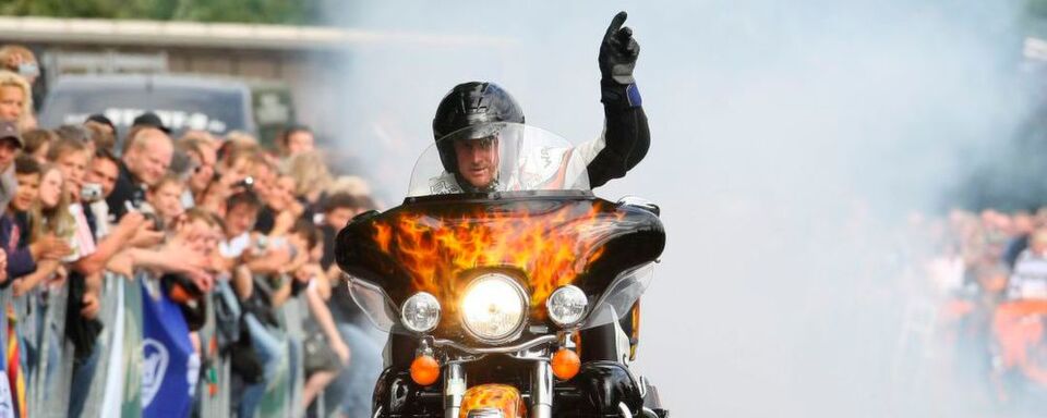 Jetzt heißt es Abschied nehmen: Rainer Schwarz beendet seine Karriere als Harley-Stuntfahrer. Jetzt heißt es Abschied nehmen: Rainer Schwarz beendet seine Karriere als Harley-Stuntfahrer.