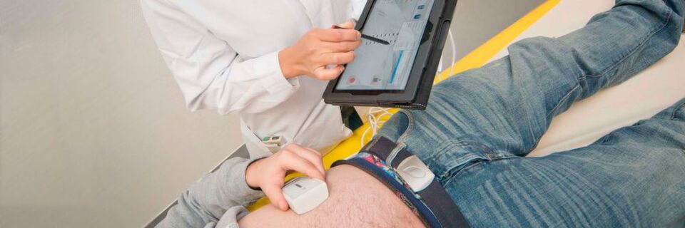 Dr. Rizky Widyaningsih aus dem Team der Allgemein-, Viszeral- und Transplantationschirurgie der Universitätsmedizin Mainz demonstriert, wie sich in Zukunft mittels Tablet auch Mikroimplantate steuern lassen sollen, die die Beweglichkeit des Darms im richtigen Takt halten. Dr. Rizky Widyaningsih aus dem Team der Allgemein-, Viszeral- und Transplantationschirurgie der Universitätsmedizin Mainz demonstriert, wie sich in Zukunft mittels Tablet auch Mikroimplantate steuern lassen sollen, die die Beweglichkeit des Darms im richtigen Takt halten.