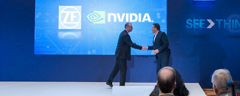 Dr. Stefan Sommer, Vorsitzender des Vorstands der ZF Friedrichshafen (l.) und Rob Csongor, Vizepräsident und Geschäftsführer des Geschäftsbereichs Automotive bei Nvidia, bei der Pressekonferenz auf der CES in Las Vegas. Dr. Stefan Sommer, Vorsitzender des Vorstands der ZF Friedrichshafen (l.) und Rob Csongor, Vizepräsident und Geschäftsführer des Geschäftsbereichs Automotive bei Nvidia, bei der Pressekonferenz auf der CES in Las Vegas.