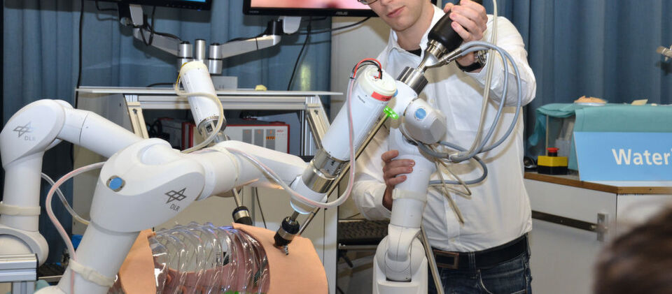 Der DLR-Miro ist die zweite Generation der am Institut für Robotik und Mechatronik entwickelten, vielseitig einsetzbaren Roboterarme für chirurgische Anwendungen. Der DLR-Miro ist die zweite Generation der am Institut für Robotik und Mechatronik entwickelten, vielseitig einsetzbaren Roboterarme für chirurgische Anwendungen.