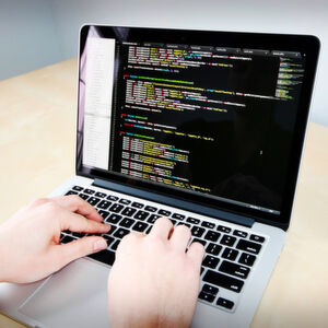 In Deutschland hat die Vermeidung schädlicher Cyber-Attacken und Sicherheitslücken für 40 Prozent der Entwickler oberste Priorität. In Deutschland hat die Vermeidung schädlicher Cyber-Attacken und Sicherheitslücken für 40 Prozent der Entwickler oberste Priorität.