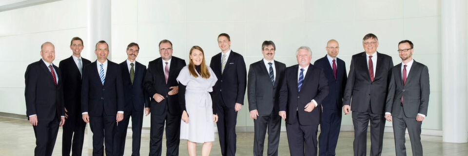 Zehn Forscher mit 558 Erfindungen (von links nach rechts): Dr. Klaus Engel; Dr. Roland Gersch; Dr. Beat Weibel, Leiter Siemens Patentabteilung; Dr. Werner Hartmann; Prof. Siegfried Russwurm, Mitglied des Siemens-Vorstandes; Adriana Urda; Dr. Heiko Claussen; Dr. Benno Weis; Dr. Hans-Gerd Brummel; Radovan Seifried; Prof. Christian Moser und Christian Karner. Zehn Forscher mit 558 Erfindungen (von links nach rechts): Dr. Klaus Engel; Dr. Roland Gersch; Dr. Beat Weibel, Leiter Siemens Patentabteilung; Dr. Werner Hartmann; Prof. Siegfried Russwurm, Mitglied des Siemens-Vorstandes; Adriana Urda; Dr. Heiko Claussen; Dr. Benno Weis; Dr. Hans-Gerd Brummel; Radovan Seifried; Prof. Christian Moser und Christian Karner.