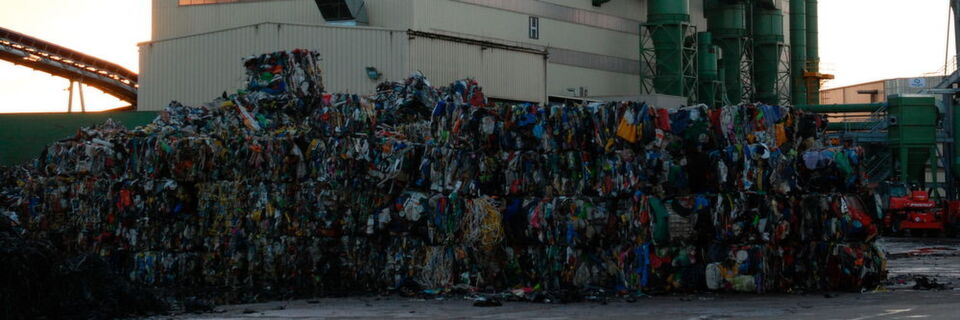 Laut einer europäischen Richtlinie müssen Altfahrzeuge zu mindestens 95 % des durchschnittlichen Fahrzeuggewichts wiederverwendet und verwertet werden. Die Verantwortung für dieses Projekt bei GDE Recyclage, mit dem Ziel mindestens 85 % der ASRs (Automobile Shredder Residues) zu verwerten und 10 % energetischer Wiederverwertung, liegt in den Händen von Olivier Pitavy. Laut einer europäischen Richtlinie müssen Altfahrzeuge zu mindestens 95 % des durchschnittlichen Fahrzeuggewichts wiederverwendet und verwertet werden. Die Verantwortung für dieses Projekt bei GDE Recyclage, mit dem Ziel mindestens 85 % der ASRs (Automobile Shredder Residues) zu verwerten und 10 % energetischer Wiederverwertung, liegt in den Händen von Olivier Pitavy.
