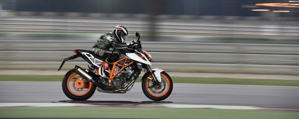 Am Ende der Zielgeraden des Losail Circuit von Doha lassen fast 250 km/h den Helm die Nase plattdrücken und die Nackenmuskeln schmerzen. Am Ende der Zielgeraden des Losail Circuit von Doha lassen fast 250 km/h den Helm die Nase plattdrücken und die Nackenmuskeln schmerzen.