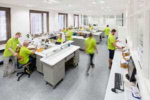 Eine einfache Einführung und Konfiguration der Werkzeuge erlaubt, dass sich Mitarbeiter schnell einarbeiten lassen und sorgt für hohe Transparenz der IT durch Zugriffsmöglichkeiten für verschiedene Benutzergruppen (IT, Standorte, Produktion). Eine einfache Einführung und Konfiguration der Werkzeuge erlaubt, dass sich Mitarbeiter schnell einarbeiten lassen und sorgt für hohe Transparenz der IT durch Zugriffsmöglichkeiten für verschiedene Benutzergruppen (IT, Standorte, Produktion).