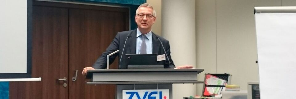 Prof. Dieter Wegener, Sprecher ZVEI-Führungskreis 4.0, berichtete den 110 Teilnehmern der Industrie 4.0-Konferenz in Frankfurt den aktuellen Stand der Entwicklungen zu Industrie 4.0. Prof. Dieter Wegener, Sprecher ZVEI-Führungskreis 4.0, berichtete den 110 Teilnehmern der Industrie 4.0-Konferenz in Frankfurt den aktuellen Stand der Entwicklungen zu Industrie 4.0.
