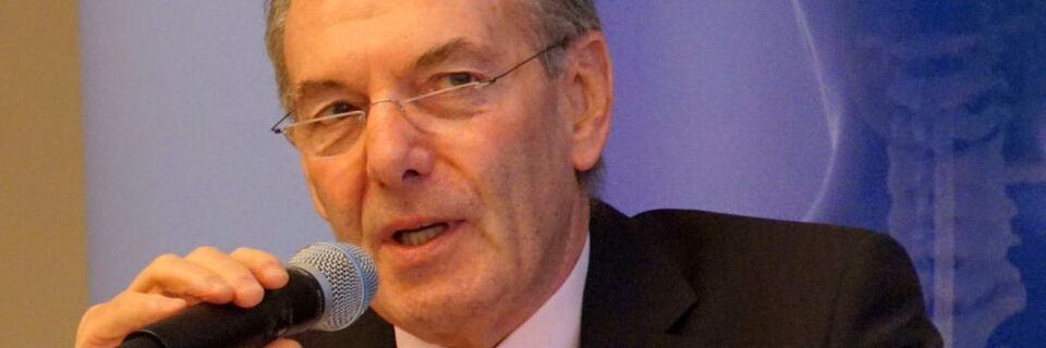 „Eine enge Zusammenarbeit von Industrie und medizinischen Einrichtungen ist für den medizintechnischen Fortschritt sowie für die sichere Anwendung von Medizinprodukten notwendig und auch politisch erwünscht. Die Zusammenarbeit ist aber strafrechtlich zunehmend risikobehaftet“, beobachtet BV-Med-Geschäftsführer und Vorstandsmitglied Joachim M. Schmitt. „Eine enge Zusammenarbeit von Industrie und medizinischen Einrichtungen ist für den medizintechnischen Fortschritt sowie für die sichere Anwendung von Medizinprodukten notwendig und auch politisch erwünscht. Die Zusammenarbeit ist aber strafrechtlich zunehmend risikobehaftet“, beobachtet BV-Med-Geschäftsführer und Vorstandsmitglied Joachim M. Schmitt.