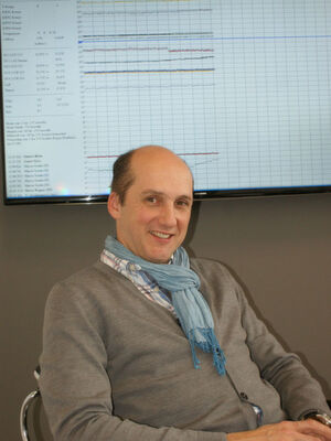 Bernhard Huter, geschäftsführender Gesellschafter der EMC HostCo GmbH, vor dem Monitoring-Board zur Überwachung und Steuerung des Rechenzentrums. Bernhard Huter, geschäftsführender Gesellschafter der EMC HostCo GmbH, vor dem Monitoring-Board zur Überwachung und Steuerung des Rechenzentrums.