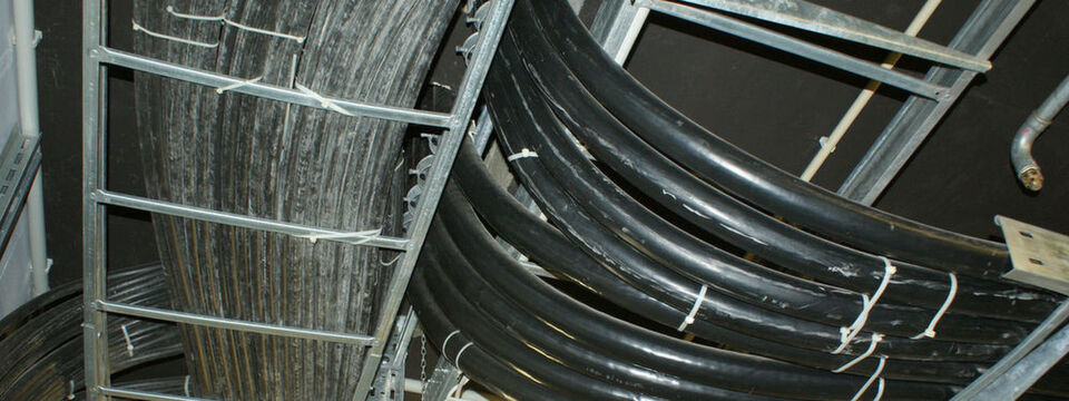 Blick hinter die Kulissen: 2012 erfolgte der erste große Umbau des Rechenzentrums von EMC HostCo, Anpassungen an neue Standards und Technik sind Daueraufgabe. Doch in diesem Jahr vedoppelt das Unternehmen seine RZ-Kapazität. Blick hinter die Kulissen: 2012 erfolgte der erste große Umbau des Rechenzentrums von EMC HostCo, Anpassungen an neue Standards und Technik sind Daueraufgabe. Doch in diesem Jahr vedoppelt das Unternehmen seine RZ-Kapazität.