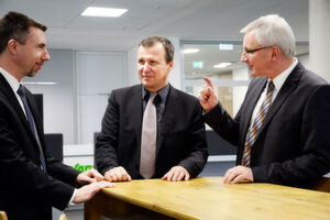 Die drei Wago-Experten (von links) Marco Schrader, Market Management Transport, Burkhard Niemann, Produktmanagement Schaltanlagenbau und Maschinenbau, und Andreas Brettschneider, Produktmanagement Interconnection/Gebäudeinstallation, diskutieren die unterschiedlichen Anforderungen die Klemmen in ihren Branchen – und welche Trends in der Verbindungstechnik die Zukunft bringt. Die drei Wago-Experten (von links) Marco Schrader, Market Management Transport, Burkhard Niemann, Produktmanagement Schaltanlagenbau und Maschinenbau, und Andreas Brettschneider, Produktmanagement Interconnection/Gebäudeinstallation, diskutieren die unterschiedlichen Anforderungen die Klemmen in ihren Branchen – und welche Trends in der Verbindungstechnik die Zukunft bringt.