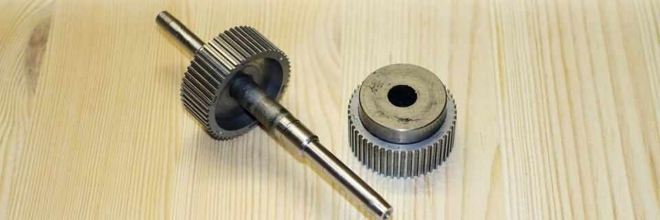 Ein Rotorpaket hat sich gelöst und konnte von der Welle genommen werden. Der aufgeraute Bereich zeigt zwei Einfärbungen, der innere ist fast metallfarben geblieben, der äußere ist eher dunkel eingefärbt, hier zeigen sich Klebstoffreste. Der Ringmagnet klebt auf dem losen Rotorpaket, nicht mehr auf dem, das auf der Welle sitzt. Ein Rotorpaket hat sich gelöst und konnte von der Welle genommen werden. Der aufgeraute Bereich zeigt zwei Einfärbungen, der innere ist fast metallfarben geblieben, der äußere ist eher dunkel eingefärbt, hier zeigen sich Klebstoffreste. Der Ringmagnet klebt auf dem losen Rotorpaket, nicht mehr auf dem, das auf der Welle sitzt.