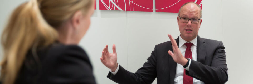 „Inzwischen spricht man auch von der Krise im White-Collar-Bereich. Ich glaube, hier hilft nur die Flucht nach vorne“, meint Dr. Jürgen Brandes, CEO der Division Process Industries and Drives, Siemens AG. „Inzwischen spricht man auch von der Krise im White-Collar-Bereich. Ich glaube, hier hilft nur die Flucht nach vorne“, meint Dr. Jürgen Brandes, CEO der Division Process Industries and Drives, Siemens AG.