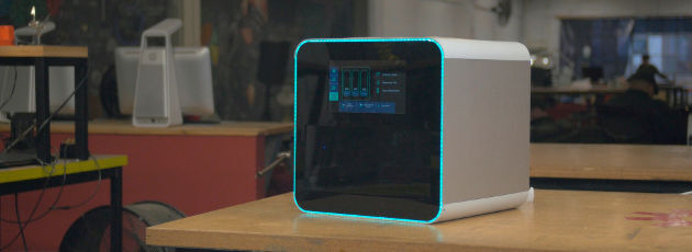 Prototyping auf dem Schreibtisch: Der NexD1 verfügt über einen Bearbeitungsraum von 20x20x20 cm, innerhalb dessen sich sowohl weiche Materialien als auch elektronische Schaltkreise drucken lassen sollen. Prototyping auf dem Schreibtisch: Der NexD1 verfügt über einen Bearbeitungsraum von 20x20x20 cm, innerhalb dessen sich sowohl weiche Materialien als auch elektronische Schaltkreise drucken lassen sollen.