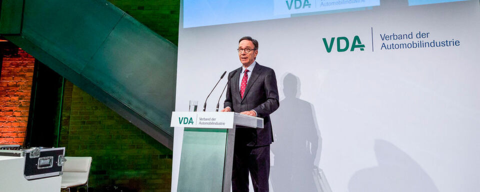 Matthias Wissmann, Präsident des Verbandes der Automobilindustrie (VDA), begrüßte die Gäste am 25. Januar zum VDA-Neujahrsempfang in Berlin. Matthias Wissmann, Präsident des Verbandes der Automobilindustrie (VDA), begrüßte die Gäste am 25. Januar zum VDA-Neujahrsempfang in Berlin.