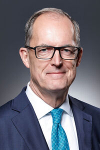 „Klassische Unternehmenskulturen zu verändern ist die größte Herausforderung, nicht die technische Implementierung innovativer Tools", ist Gisbert Rühl, Vorsitzender des Vorstands bei Klöckner überzeugt. „Klassische Unternehmenskulturen zu verändern ist die größte Herausforderung, nicht die technische Implementierung innovativer Tools", ist Gisbert Rühl, Vorsitzender des Vorstands bei Klöckner überzeugt.