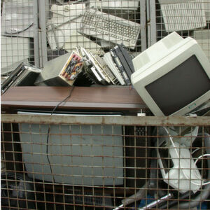 Elektronikschrott in einer Recyclingfabrik: Eine Studie des Umweltbundesamts (UBA) hat die sogenannte „geplante Obsoleszenz“ von Elektronikgeräten nicht nachweisen können. Dennoch regt das UBA ein Mindesthaltbarkeitsdatum für die Geräte an. Elektronikschrott in einer Recyclingfabrik: Eine Studie des Umweltbundesamts (UBA) hat die sogenannte „geplante Obsoleszenz“ von Elektronikgeräten nicht nachweisen können. Dennoch regt das UBA ein Mindesthaltbarkeitsdatum für die Geräte an.