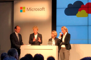 Digitale Souveränität durch eine nationale Cloud: Sabine Bendiek, Vorsitzende der Geschäftsführung (2.v.l.), zusammen mit Renate Radon, Senior Director Public Sector und Mitglied der Geschäftsführung (3.v.l., beide Microsoft Deutschland) sowie Anette Bronder, Mitglied der Geschäftsführung der T-Systems International GmbH, anlässlich der Präsentation des Cloud Control Center in Berlin. Digitale Souveränität durch eine nationale Cloud: Sabine Bendiek, Vorsitzende der Geschäftsführung (2.v.l.), zusammen mit Renate Radon, Senior Director Public Sector und Mitglied der Geschäftsführung (3.v.l., beide Microsoft Deutschland) sowie Anette Bronder, Mitglied der Geschäftsführung der T-Systems International GmbH, anlässlich der Präsentation des Cloud Control Center in Berlin.