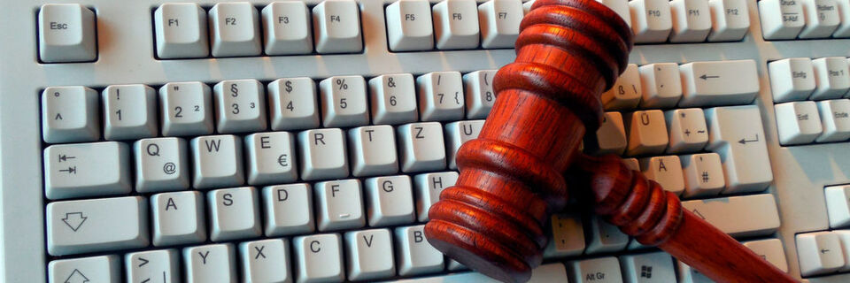 IT-Compliance bildet den rechtlichen Rahmen für die IT von Unternehmen und Behörden. Neben internen Richtlinien gehören dazu auch die gesetzlichen und vertraglichen Pflichten, die von der IT zu erfüllen sind. IT-Compliance bildet den rechtlichen Rahmen für die IT von Unternehmen und Behörden. Neben internen Richtlinien gehören dazu auch die gesetzlichen und vertraglichen Pflichten, die von der IT zu erfüllen sind.