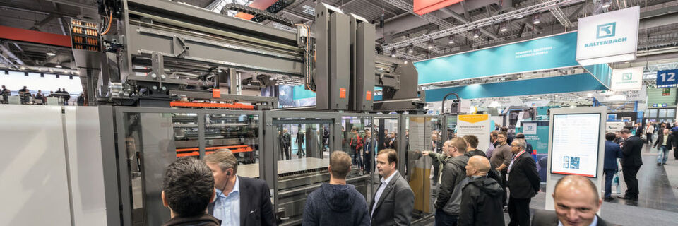 Direkt vernetzt mit der By Star Fiber ist das Be- und Entladesystem By Trans Cross. Es bewegt innerhalb der Production Cell den gesamten Materialfluss rund um das Laserschneiden. Direkt vernetzt mit der By Star Fiber ist das Be- und Entladesystem By Trans Cross. Es bewegt innerhalb der Production Cell den gesamten Materialfluss rund um das Laserschneiden.
