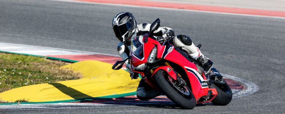 Vor 25 Jahren revolutionierte Honda mit der ersten Fireblade die Welt der Supersportler. Vor 25 Jahren revolutionierte Honda mit der ersten Fireblade die Welt der Supersportler.