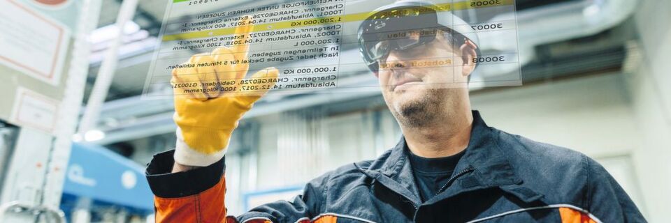 Die Mixed-Reality-Brille Microsoft Hololens blendet beim Lackhersteller Bergolin einem Facharbeiter neben einer Mischanlage ein virtuelles Dashboard ein. Die Mixed-Reality-Brille Microsoft Hololens blendet beim Lackhersteller Bergolin einem Facharbeiter neben einer Mischanlage ein virtuelles Dashboard ein.
