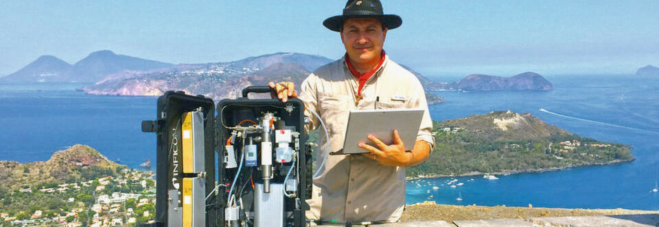 Prof. Dr. Andres Diaz von der University of Costa Rica mit dem mobilen Massenspektrometersystem auf einem Vulkan in Italien. Prof. Dr. Andres Diaz von der University of Costa Rica mit dem mobilen Massenspektrometersystem auf einem Vulkan in Italien.
