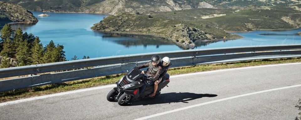Peugeot modernisiert seinen Dreirad-Roller Metropolis. Peugeot modernisiert seinen Dreirad-Roller Metropolis.
