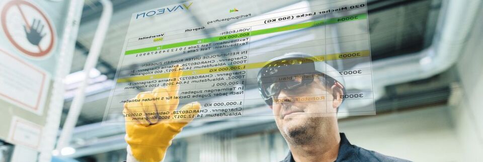 Die Mixed-Reality-Brille Microsoft Hololens blendet beim Lackhersteller Bergolin einem Facharbeiter neben einer Mischanlage ein virtuelles Dashboard ein. Die Mixed-Reality-Brille Microsoft Hololens blendet beim Lackhersteller Bergolin einem Facharbeiter neben einer Mischanlage ein virtuelles Dashboard ein.