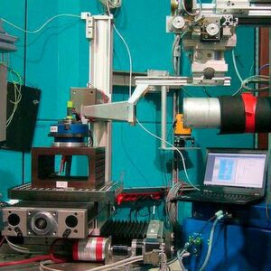 Mit dieser Versuchsanordnung wurde 2014 an der TU München erstmals zerstörungsfrei an einem Li-Ion-Akku der Prozess des Lithium Plating beobachtet. Dabei lagert sich kristallines Lithium an der Anode der Batterie ab, was zu Kurzschlüssen führen kann. Als Alkalimetall ist Lithium darüber hinaus brennbar und feuergefährlich. Mit dieser Versuchsanordnung wurde 2014 an der TU München erstmals zerstörungsfrei an einem Li-Ion-Akku der Prozess des Lithium Plating beobachtet. Dabei lagert sich kristallines Lithium an der Anode der Batterie ab, was zu Kurzschlüssen führen kann. Als Alkalimetall ist Lithium darüber hinaus brennbar und feuergefährlich.