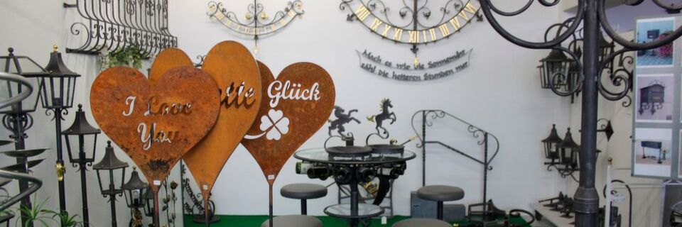 Eine kleine Auswahl an metallischen Kunsthandwerkprodukten sowie individuell ausgeführte schmiedeeiserne Fenstergitter, Lampen und Sonnenuhren. Eine kleine Auswahl an metallischen Kunsthandwerkprodukten sowie individuell ausgeführte schmiedeeiserne Fenstergitter, Lampen und Sonnenuhren.