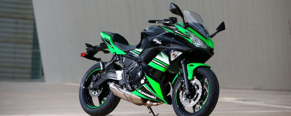 Wer sich von der verstörenden Namensgebung nicht ins Bockhorn jagen lässt, bekommt mit der Ninja 650 ein unkompliziertes, vollwertiges Mittelklassemotorrad. Wer sich von der verstörenden Namensgebung nicht ins Bockhorn jagen lässt, bekommt mit der Ninja 650 ein unkompliziertes, vollwertiges Mittelklassemotorrad.