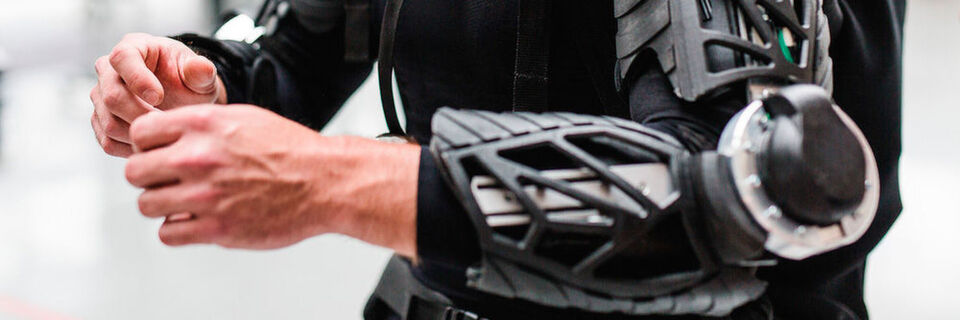 Das Exoskelett ist einer der Demonstratoren des Future Work Lab, der schweres Heben oder Überkopfarbeiten vereinfachen soll. Das Exoskelett ist einer der Demonstratoren des Future Work Lab, der schweres Heben oder Überkopfarbeiten vereinfachen soll.