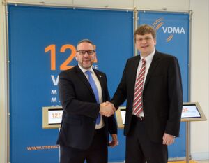 Stefan Hoppe, Global Vice President der OPC Foundation (rechts), und Patrick Schwarzkopf, Geschäftsführer von VDMA Robotik + Automation, bei der Unterzeichnung des Memorandum of Understanding. Stefan Hoppe, Global Vice President der OPC Foundation (rechts), und Patrick Schwarzkopf, Geschäftsführer von VDMA Robotik + Automation, bei der Unterzeichnung des Memorandum of Understanding.
