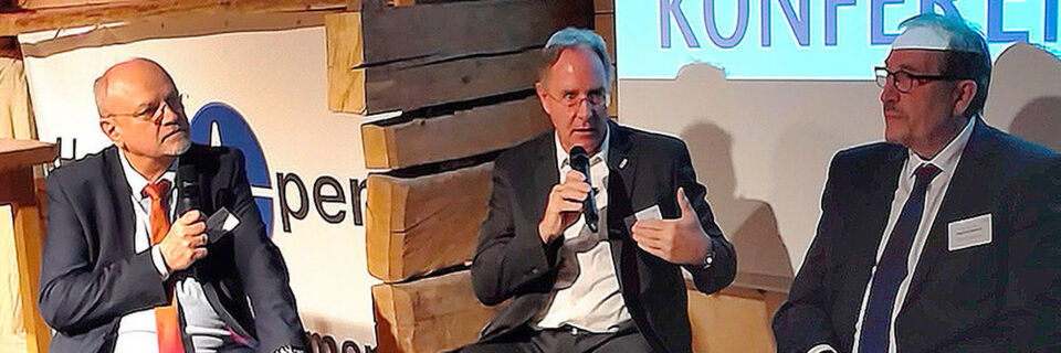 Herbert Kindermann (Geschäftsführer Allgeier IT Solutions), Reiner Kasperbauer (Geschäftsführer, MDK Bayern) und Prof. Dr. med. Siegfried Jedamzik (Facharzt für Allgemeinmedizin) (v. l.) diskutieren, wie der Wissenstransfer aus anderen Branchen gelingen kann Herbert Kindermann (Geschäftsführer Allgeier IT Solutions), Reiner Kasperbauer (Geschäftsführer, MDK Bayern) und Prof. Dr. med. Siegfried Jedamzik (Facharzt für Allgemeinmedizin) (v. l.) diskutieren, wie der Wissenstransfer aus anderen Branchen gelingen kann